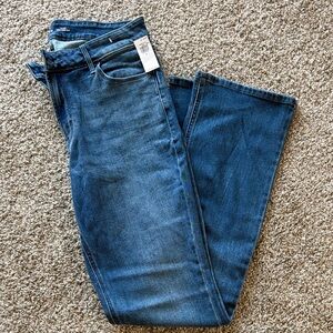 Old Navy Women's mid rise bootcut jeans. Size 10 NWT